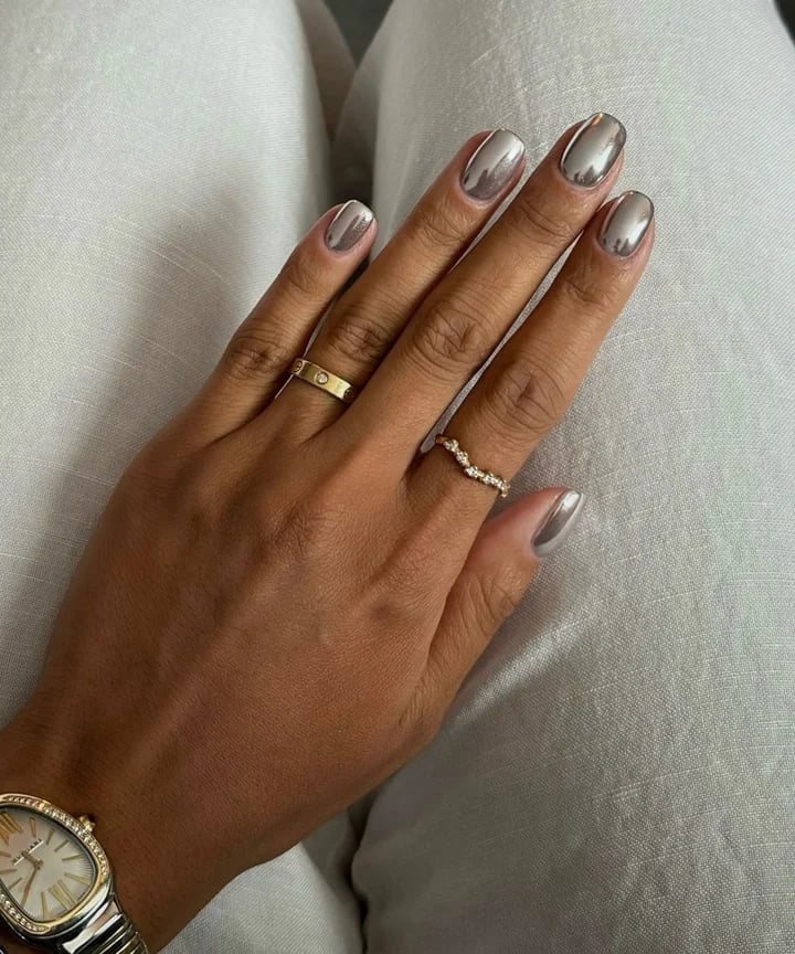 High Shine Silver Mirror Short Almond Nails High Shine Silver Mirror Short Almond Nails — Chrome Nails