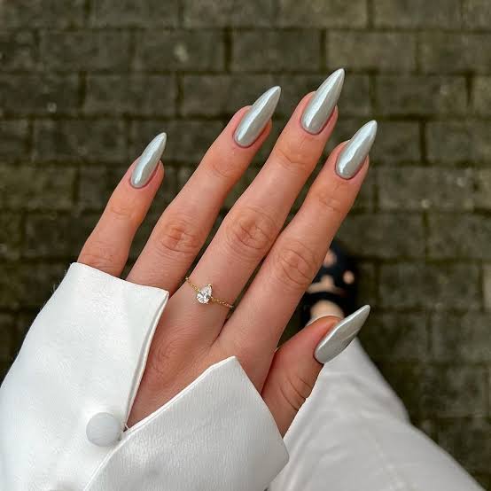Bright Silver Mirror Long Almond Nails Bright Silver Mirror Long Almond Nails — Chrome Nails