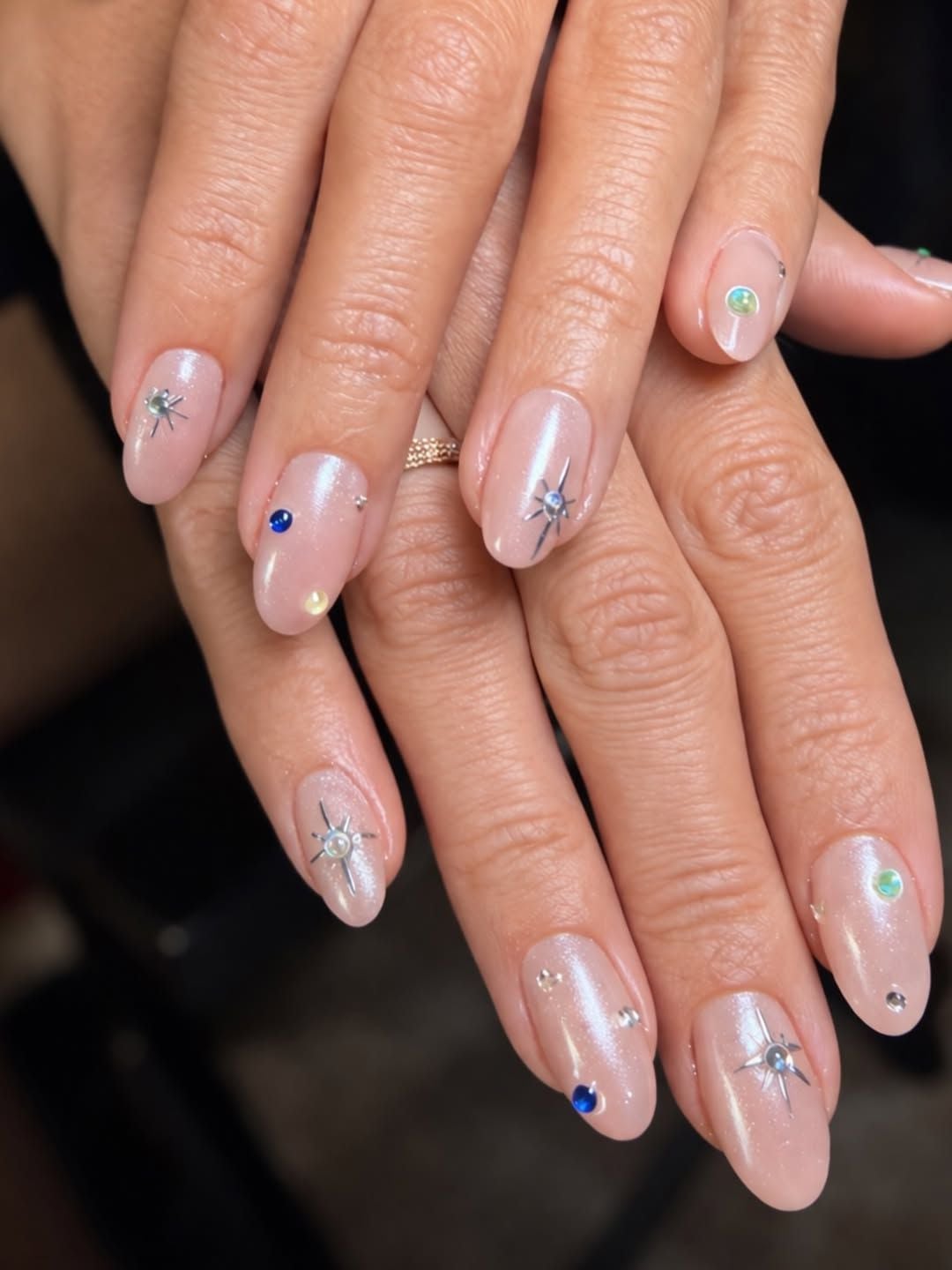 Sheer Nude Pearlescent Chrome Short Oval Nails with Studs Sheer Nude Pearlescent Chrome Short Oval Nails with Studs — Chrome Nails