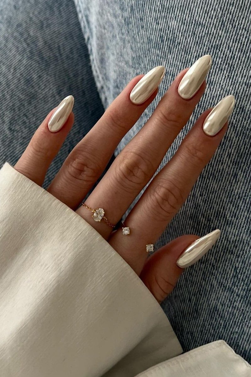 Milky Ivory Chrome Long Almond Nails Milky Ivory Chrome Long Almond Nails — Chrome Nails
