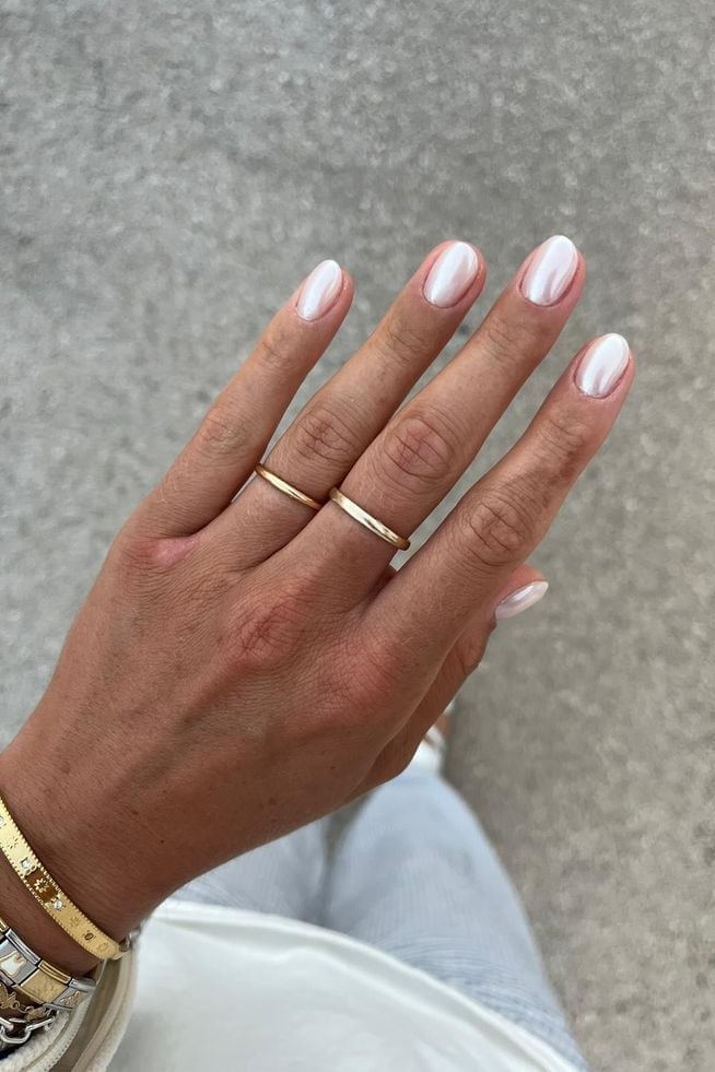 White Pearlescent Chrome Short Almond Nails, Close-Up Take White Pearlescent Chrome Short Almond Nails, Close-Up Take — Chrome Nails