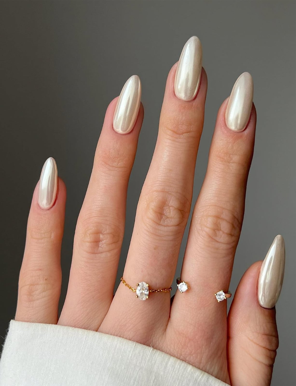 Pearlescent Pale Beige Short Almond Nails Pearlescent Pale Beige Short Almond Nails — Chrome Nails