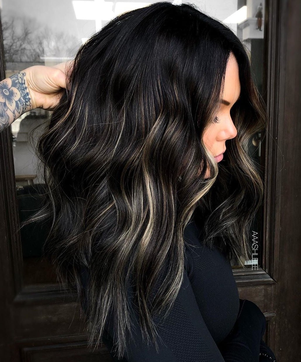 Collarbone Waves With Chunky Blonde Highlights Collarbone Waves With Chunky Blonde Highlights — Chunky Highlights