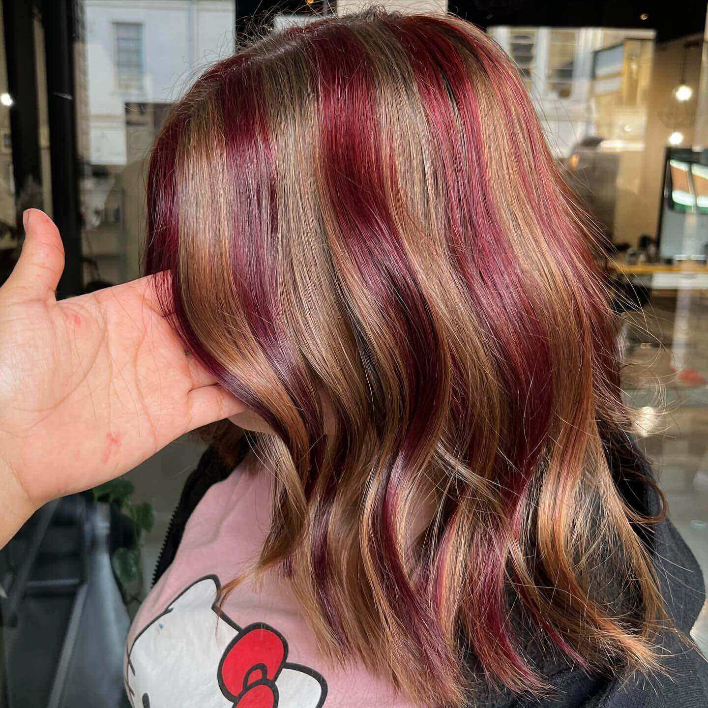 Mid-Back Waves With Dramatic Blonde Chunky Highlights Mid-Back Waves With Dramatic Blonde Chunky Highlights