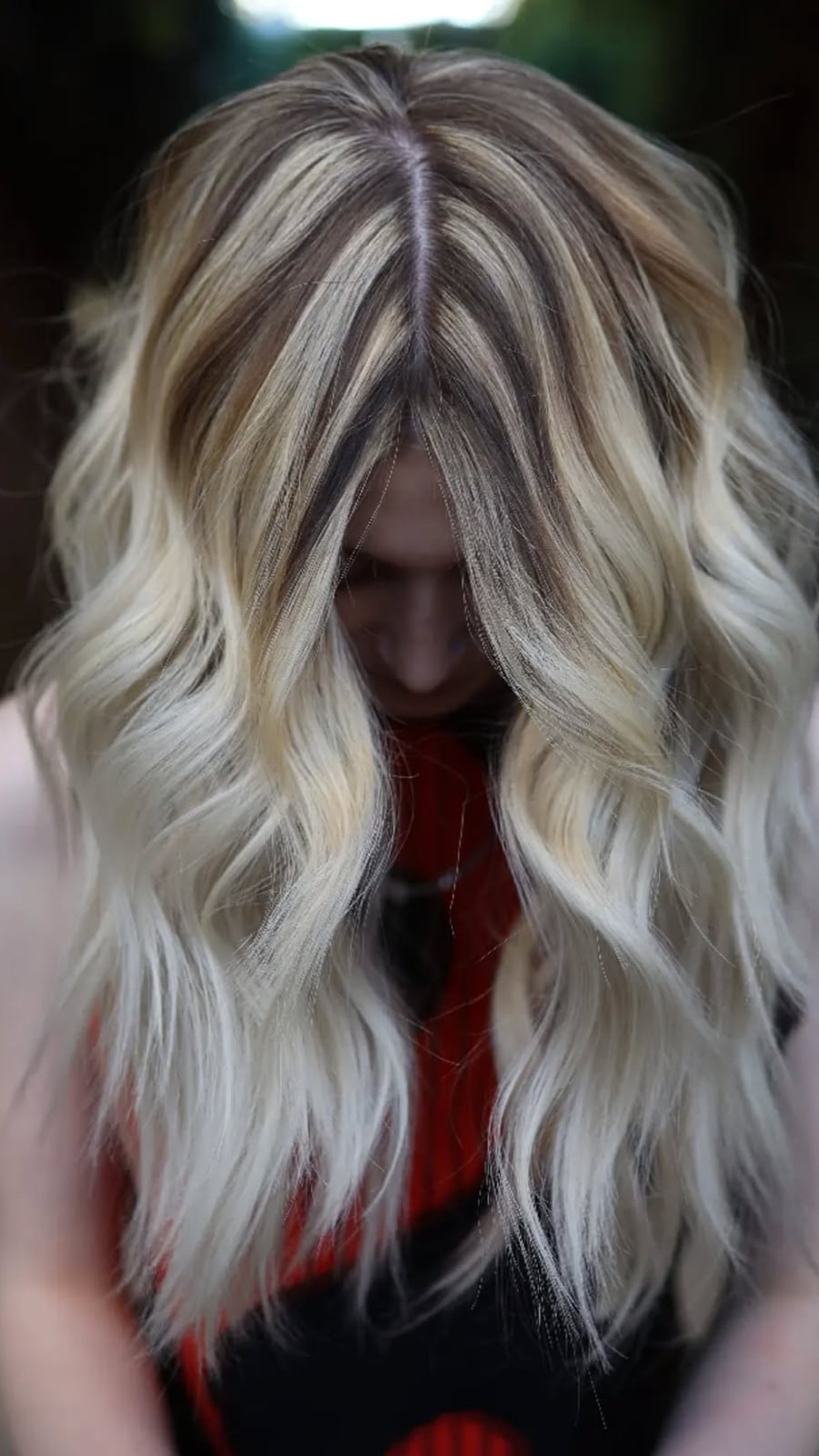 Mid-Back Wavy Blowout With Platinum Chunky Highlights Mid-Back Wavy Blowout With Platinum Chunky Highlights
