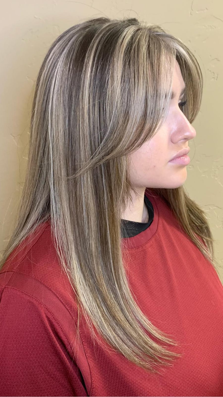 Collarbone Blowout With Face-Framing Blonde Chunky Highlights, Layers Collarbone Blowout With Face-Framing Blonde Chunky Highlights, Layers