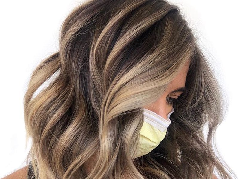 Collarbone Wavy With Visible Blonde Chunky Highlights Collarbone Wavy With Visible Blonde Chunky Highlights