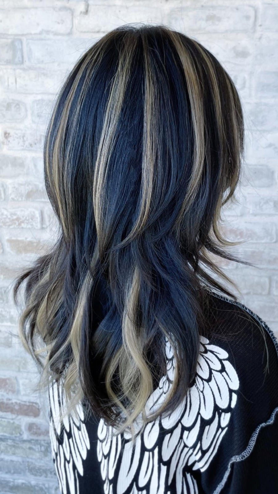 Shoulder Length Wavy With Blonde Chunky Highlights Shoulder Length Wavy With Blonde Chunky Highlights