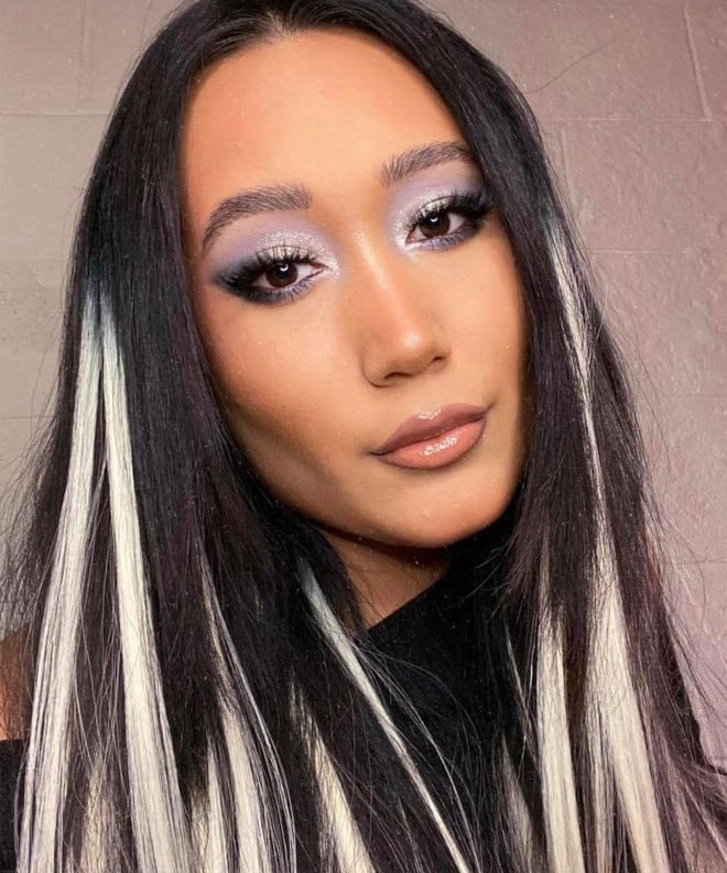 Mid-Back Straight With Face-Framing White Highlights Mid-Back Straight With Face-Framing White Highlights — Chunky Highlights