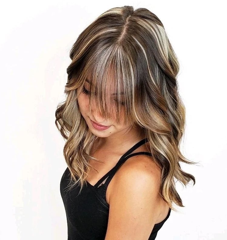Collarbone Waves With Face-Framing Blonde Highlights Collarbone Waves With Face-Framing Blonde Highlights — Chunky Highlights