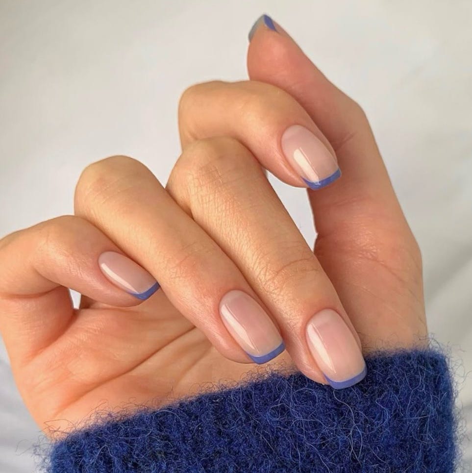 Sheer Milky Pink Short Oval Nails, Рука лежит на белой ткани Sheer Milky Pink Short Oval Nails, Рука лежит на белой ткани — Classy Nails