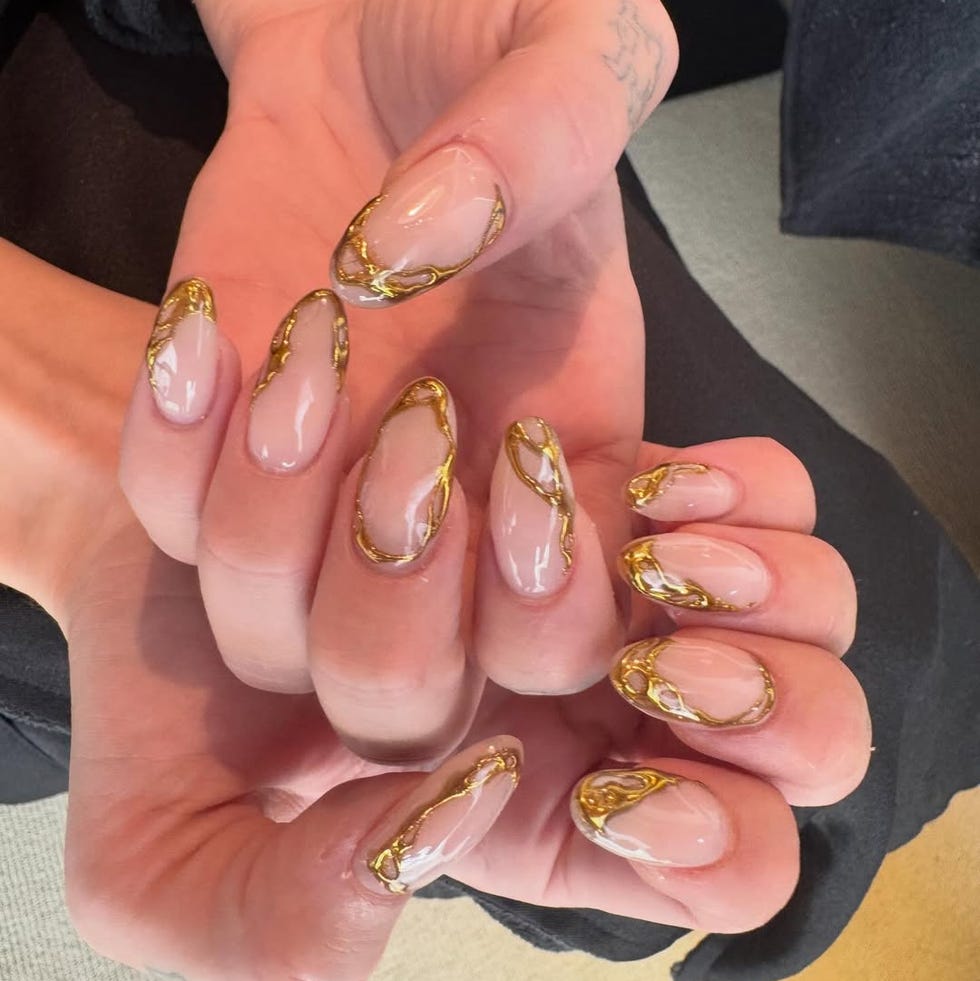 Milky Pearl Medium Almond Nails, Рука лежит на белой ткани Milky Pearl Medium Almond Nails, Рука лежит на белой ткани — Classy Nails