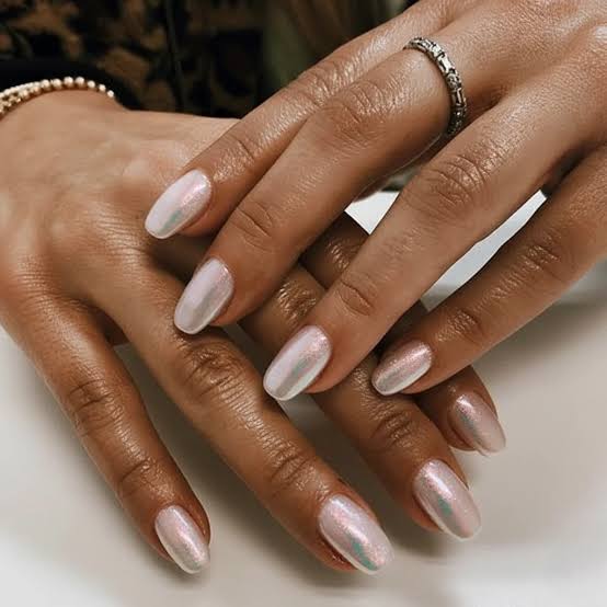 Pale Pink Iridescent Chrome Short Almond Pale Pink Iridescent Chrome Short Almond — Classy Short Nails