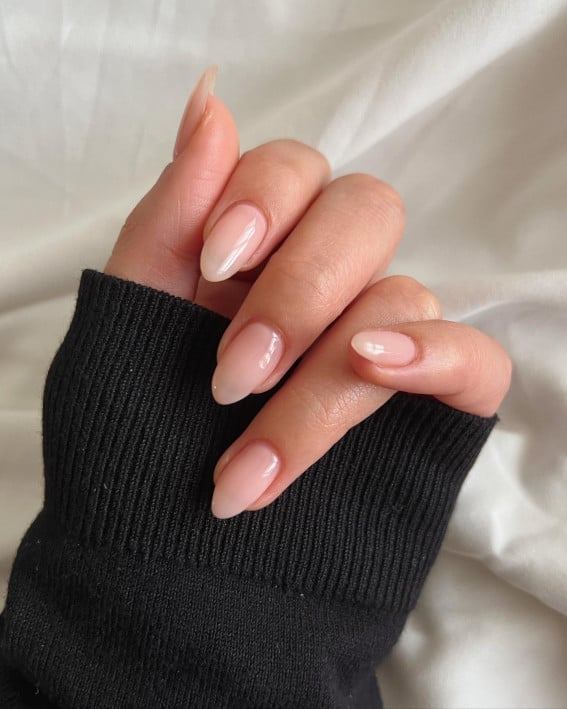 Sheer Pink Oval Nails with Gold Lines Sheer Pink Oval Nails with Gold Lines — Clean Girl Nails