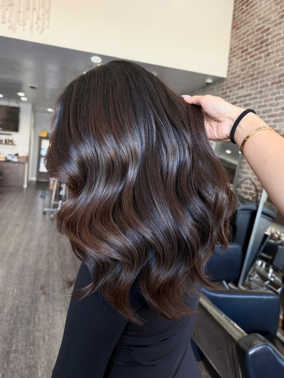 Mid-Back Dark Brown With Highlights, Wavy Mid-Back Dark Brown With Highlights, Wavy — Cocoa Brunette
