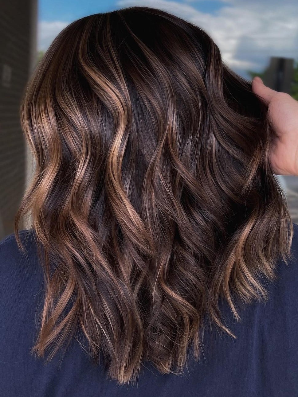 Mid-Back Dark Chocolate With Blonde Highlights, Close-Up Take Mid-Back Dark Chocolate With Blonde Highlights, Close-Up Take — Cocoa Brunette