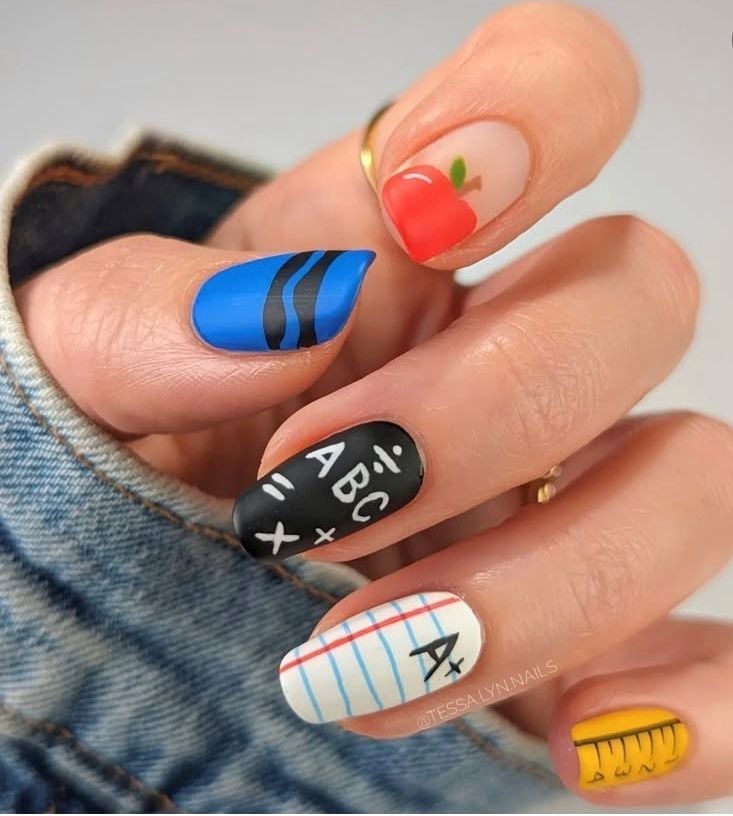 Medium Oval Matte and Glossy School Art Nails Medium Oval Matte and Glossy School Art Nails — College Nails