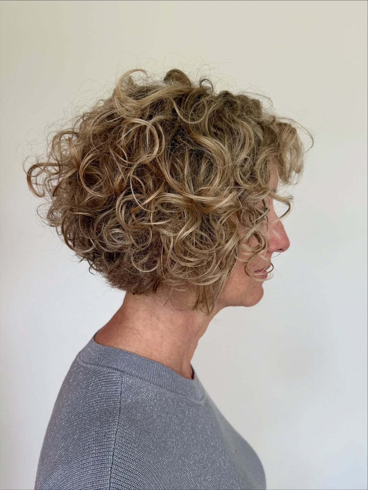 Ear Length Stacked Honey Blonde Bob, Thick Texture With Defined Curls Ear Length Stacked Honey Blonde Bob, Thick Texture With Defined Curls — Curly Bob