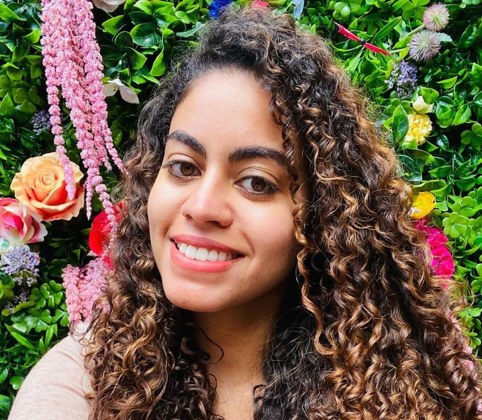 Mid-Back Wavy Hair With Subtle Highlights Mid-Back Wavy Hair With Subtle Highlights — Curly Haircuts