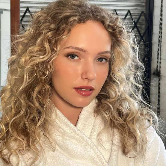 Shoulder Length Honey Blonde Blowout Shoulder Length Honey Blonde Blowout — Curly Haircuts