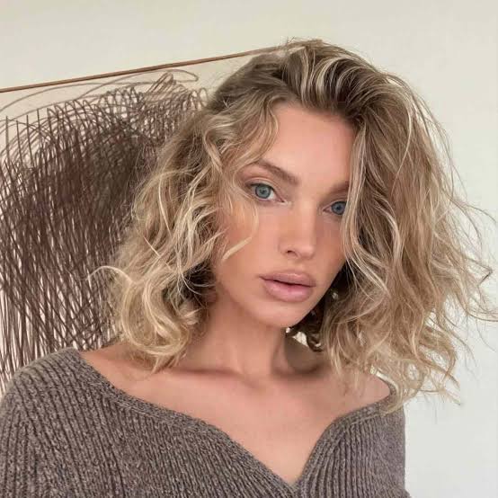 Shoulder Length Ash Blonde Lob With Layers Shoulder Length Ash Blonde Lob With Layers — Curly Haircuts
