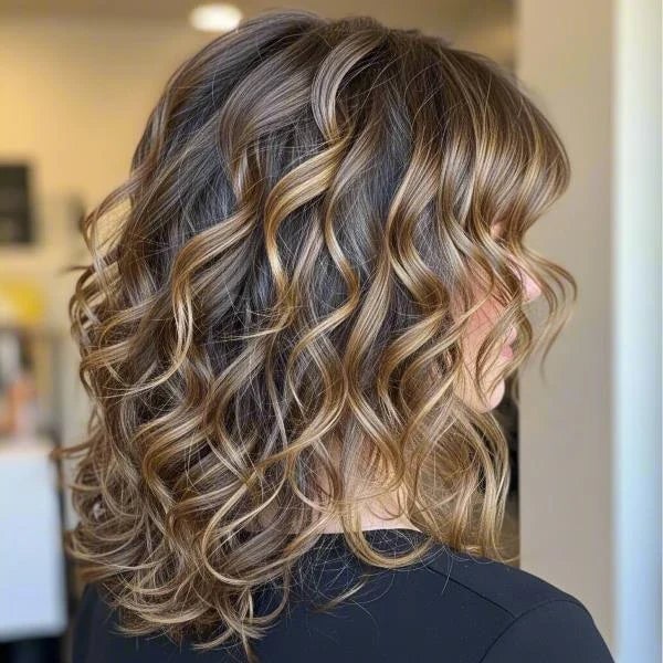 Collarbone Layered Hair With Side-Swept Bangs Collarbone Layered Hair With Side-Swept Bangs — Curly Haircuts