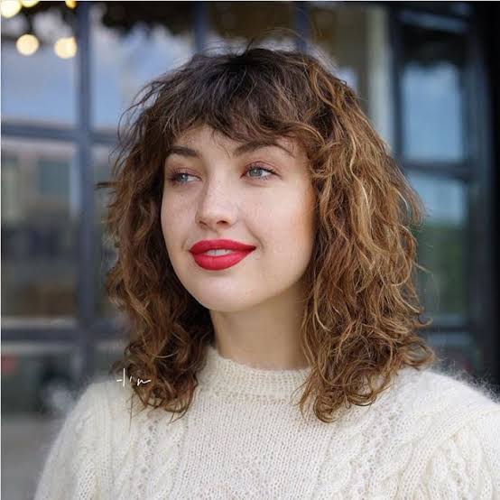 Collarbone Shag With Curtain Bangs, Honey Blonde With Highlights Collarbone Shag With Curtain Bangs, Honey Blonde With Highlights — Curly Haircuts