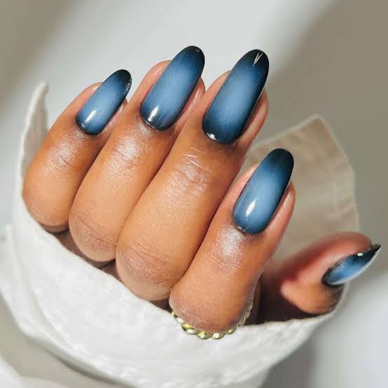 Medium Oval Dark Blue to Smoky Blue Aura Gradient Nails — Dark Nails
