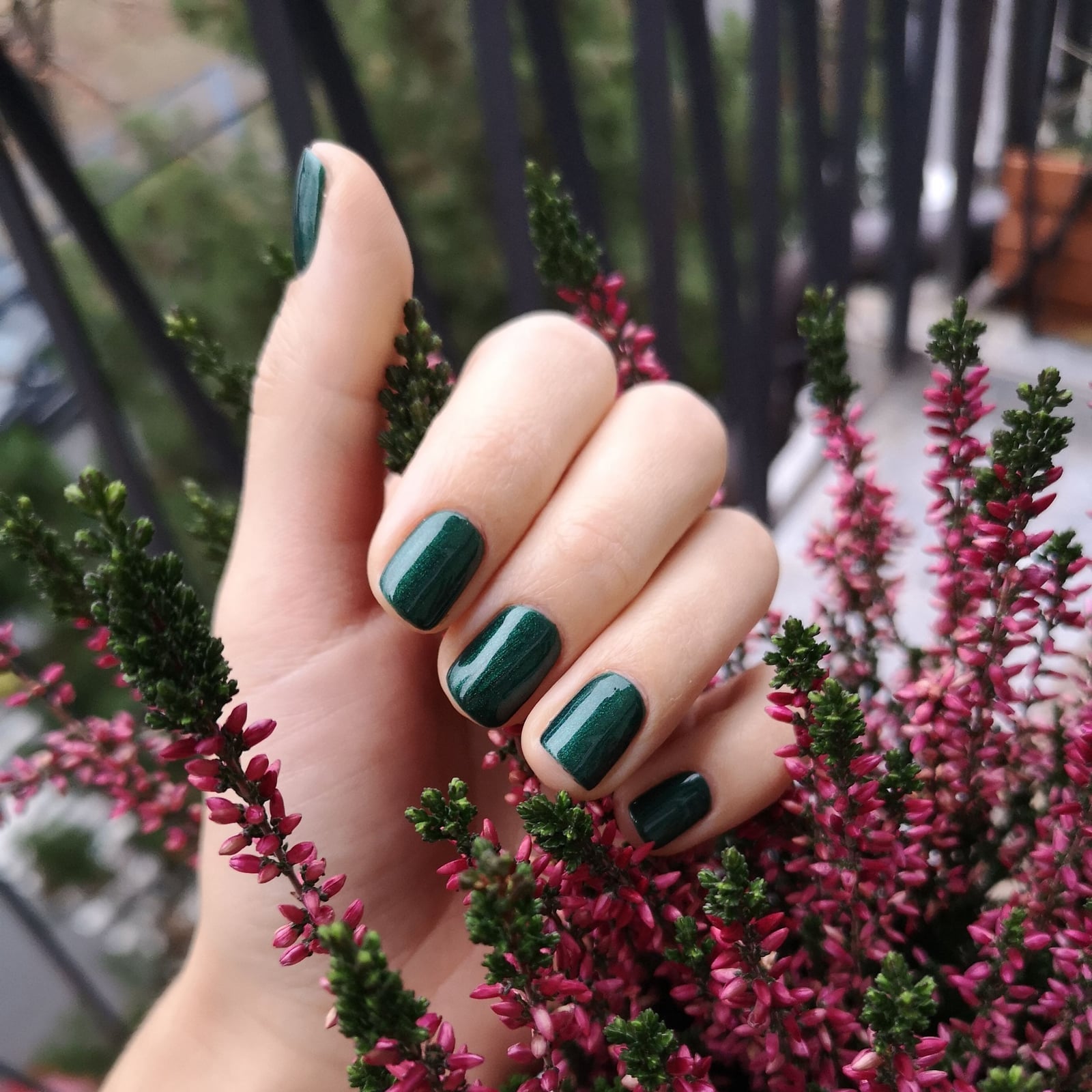 Short Oval Dark Emerald Green Glossy Nails — Dark Nails