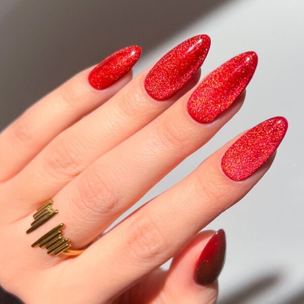 Medium Oval Vibrant Red Magnetic Shimmer Nails Medium Oval Vibrant Red Magnetic Shimmer Nails — Date Night Nails