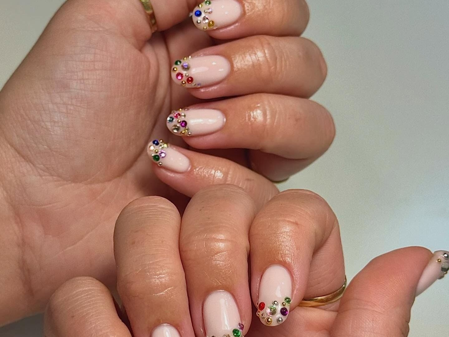 Short Round Pale Pink Rhinestone Nails Short Round Pale Pink Rhinestone Nails — Date Night Nails