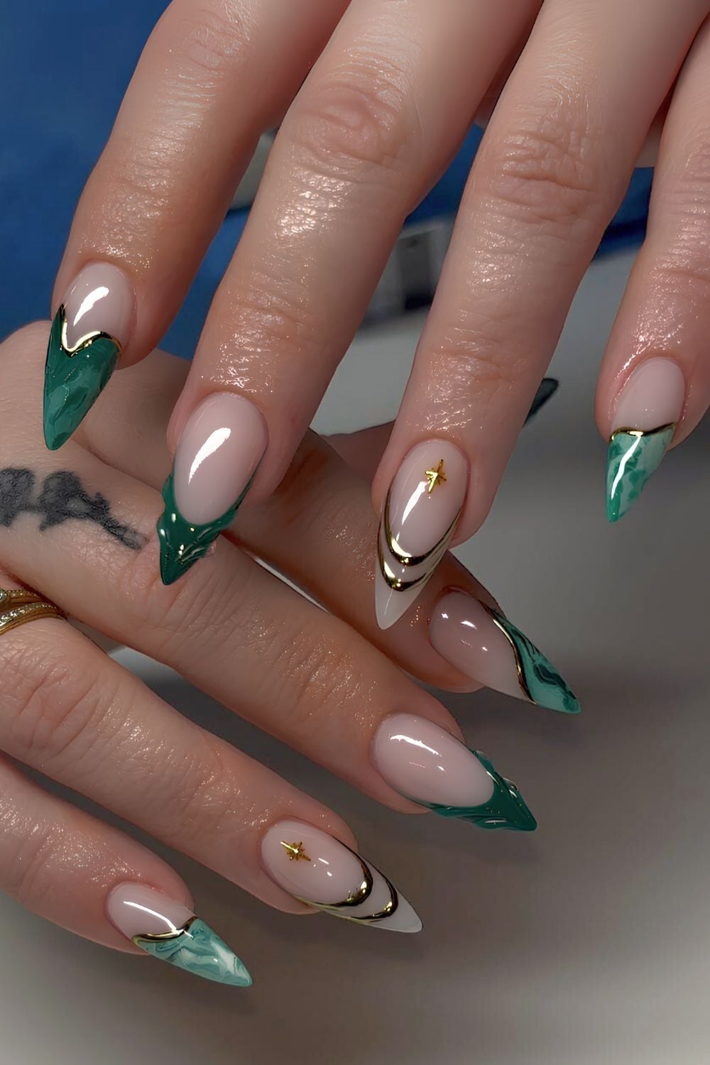 Medium Almond Marble Green French Tips With Gold, острый миндаль — Emerald Nails