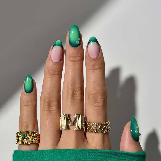 Medium Oval Emerald Aura Gradient — Emerald Nails