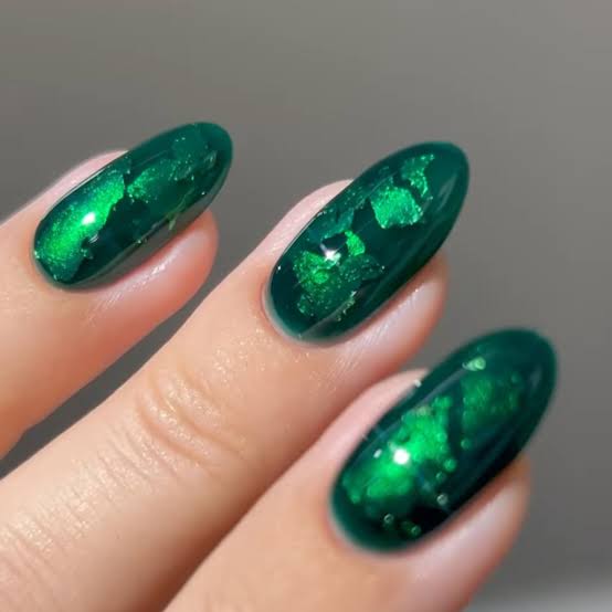 Medium Oval Emerald With Shattered Foil — Emerald Nails