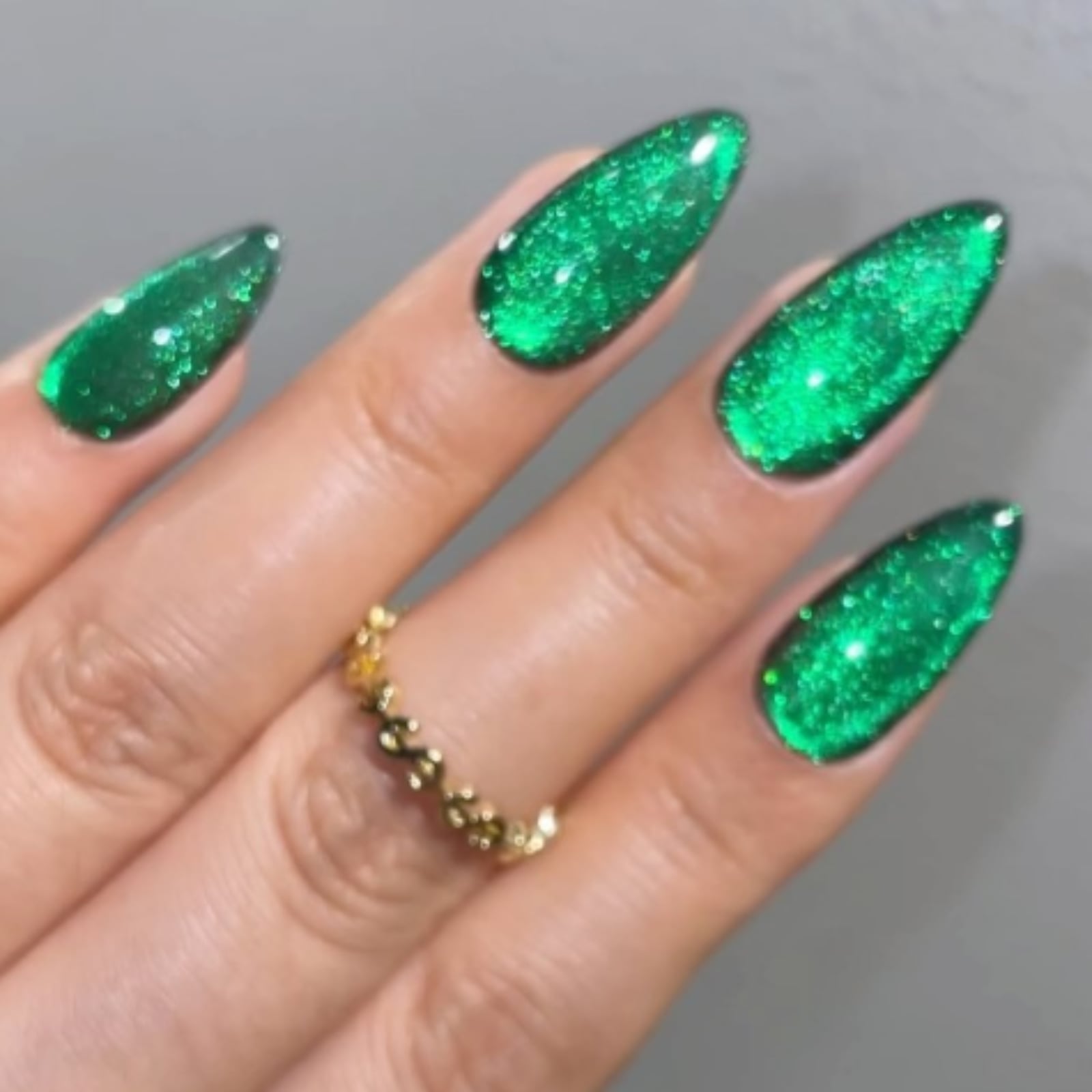 Medium Almond Emerald Cat Eye Glitter, Close-Up Take — Emerald Nails