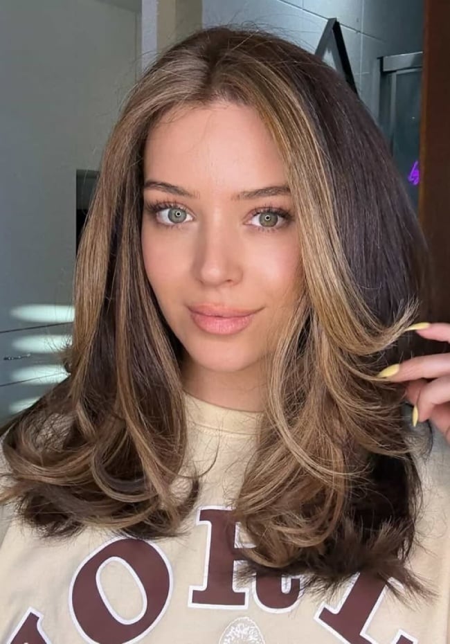 Chin Length Bob With Champagne Blonde Highlights — Face Framing Highlights