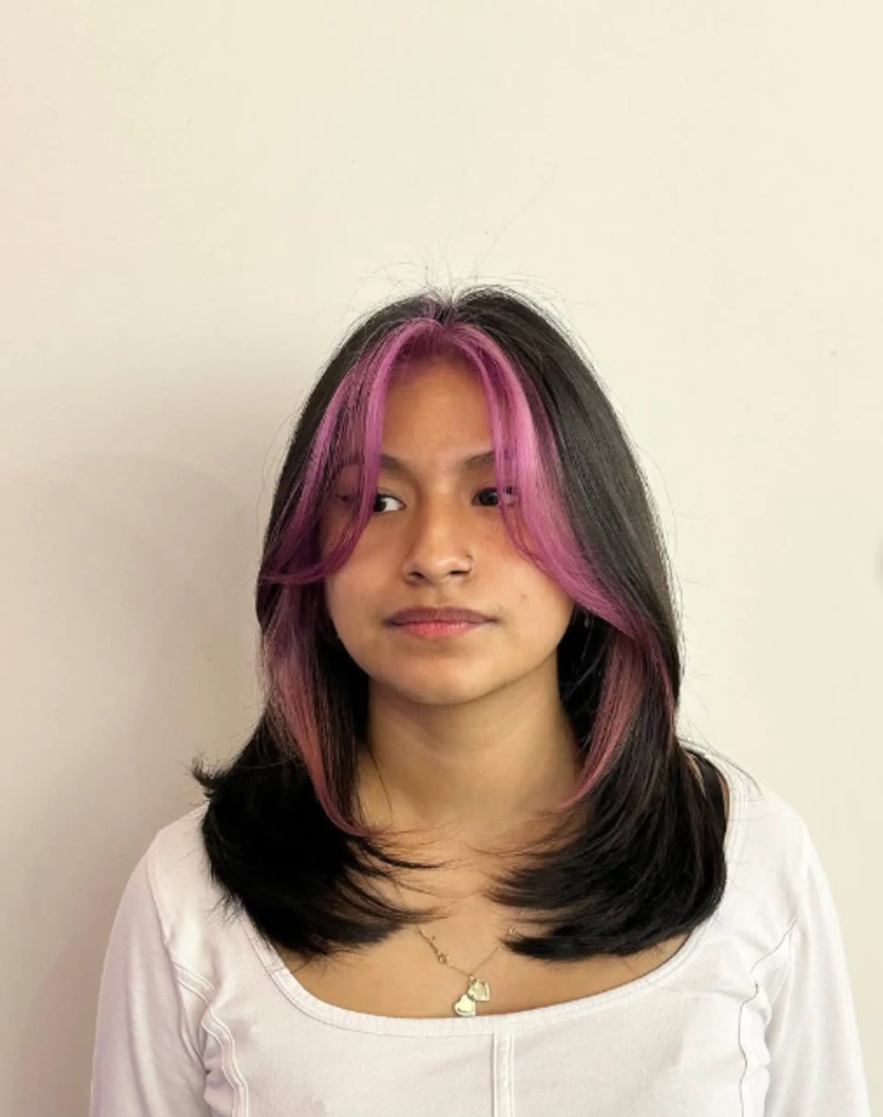 Collarbone Layers With Bold Blonde Money Piece, Close-Up Take — Face Framing Highlights