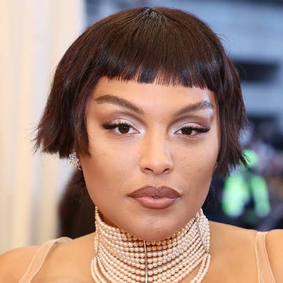 Effortless Dark Brown Wavy Bob Effortless Dark Brown Wavy Bob — French Bob