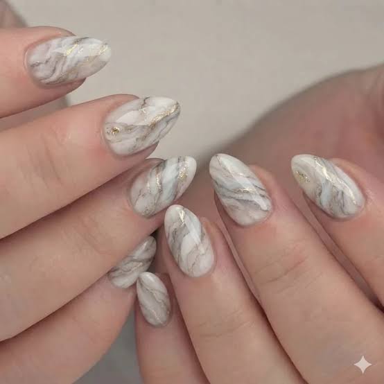 Marble Gold Accent Medium Oval Nails Marble Gold Accent Medium Oval Nails — Gel Nails