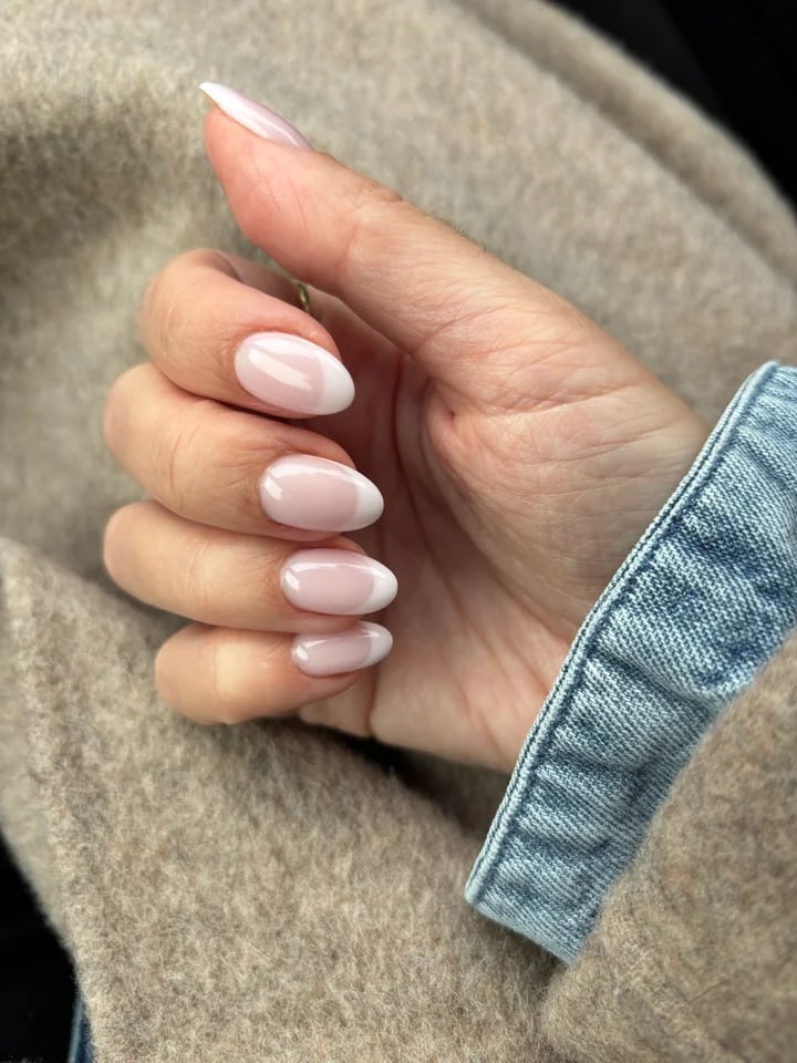 Classic White French Tip Short Oval Nails Classic White French Tip Short Oval Nails — Gel Nails
