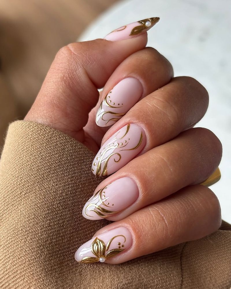 Medium Almond Intricate Gold Filigree Medium Almond Intricate Gold Filigree — Gold Nails