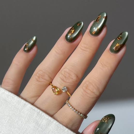 Medium Almond Dark Green Cat Eye Gold Leaf Medium Almond Dark Green Cat Eye Gold Leaf — Gold Nails