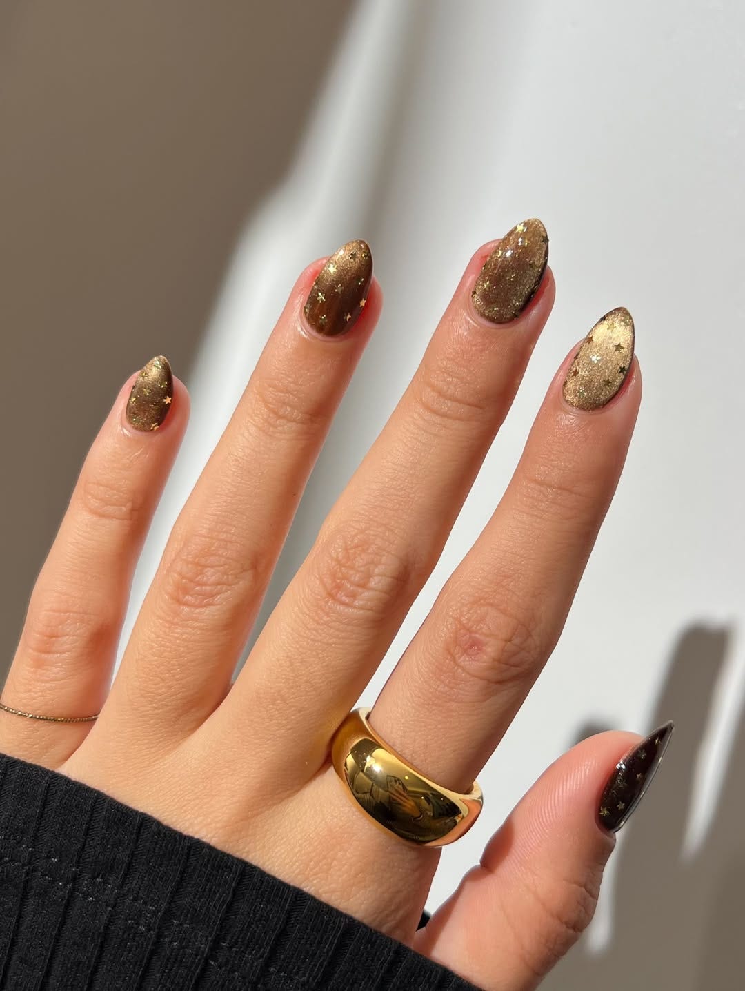Medium Almond Deep Brown Gold Glitter Stars Medium Almond Deep Brown Gold Glitter Stars — Gold Nails