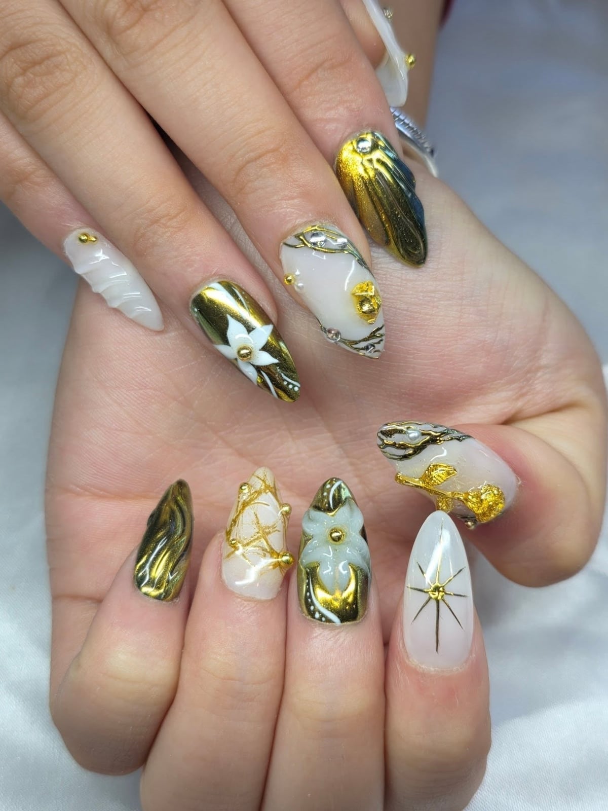 Medium Almond White Gold 3D Accents Medium Almond White Gold 3D Accents — Gold Nails