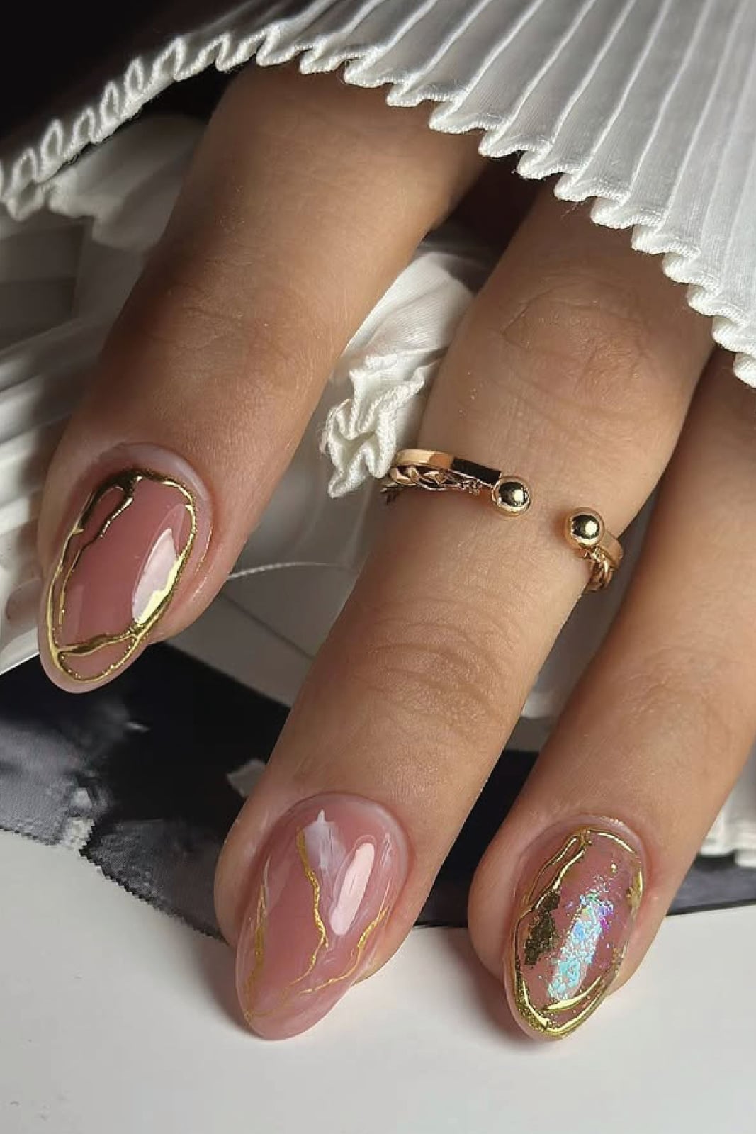 Oval Medium Gold Foil Accents Oval Medium Gold Foil Accents — Gold Nails