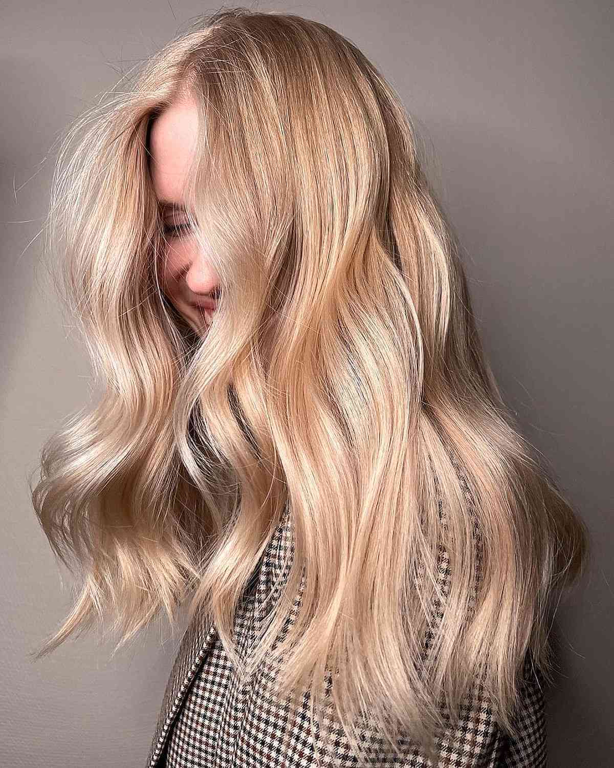 Mid-Back Golden Blonde With Highlight Blend