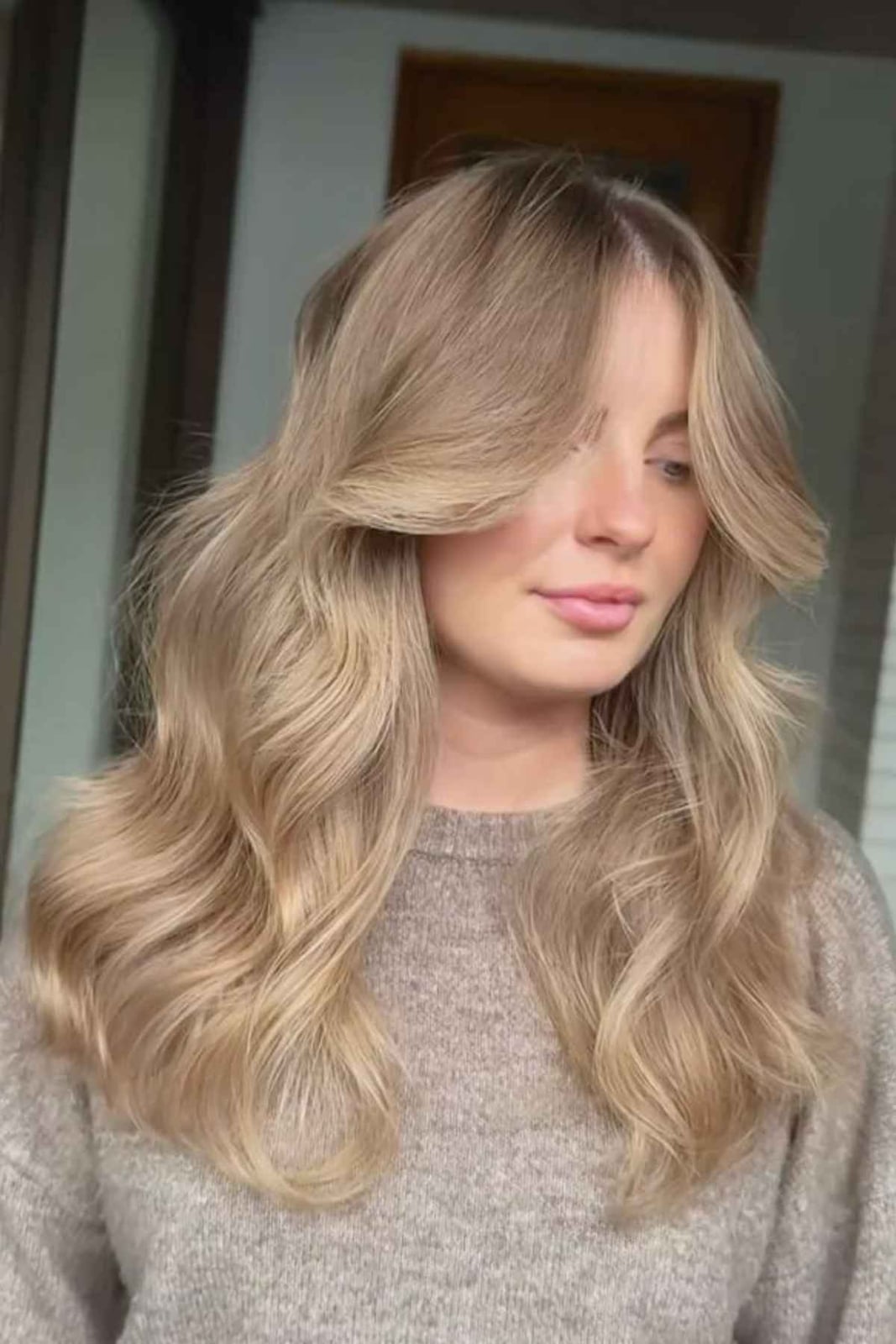 Collarbone Golden Blonde With Face-Framing Layers, Wavy