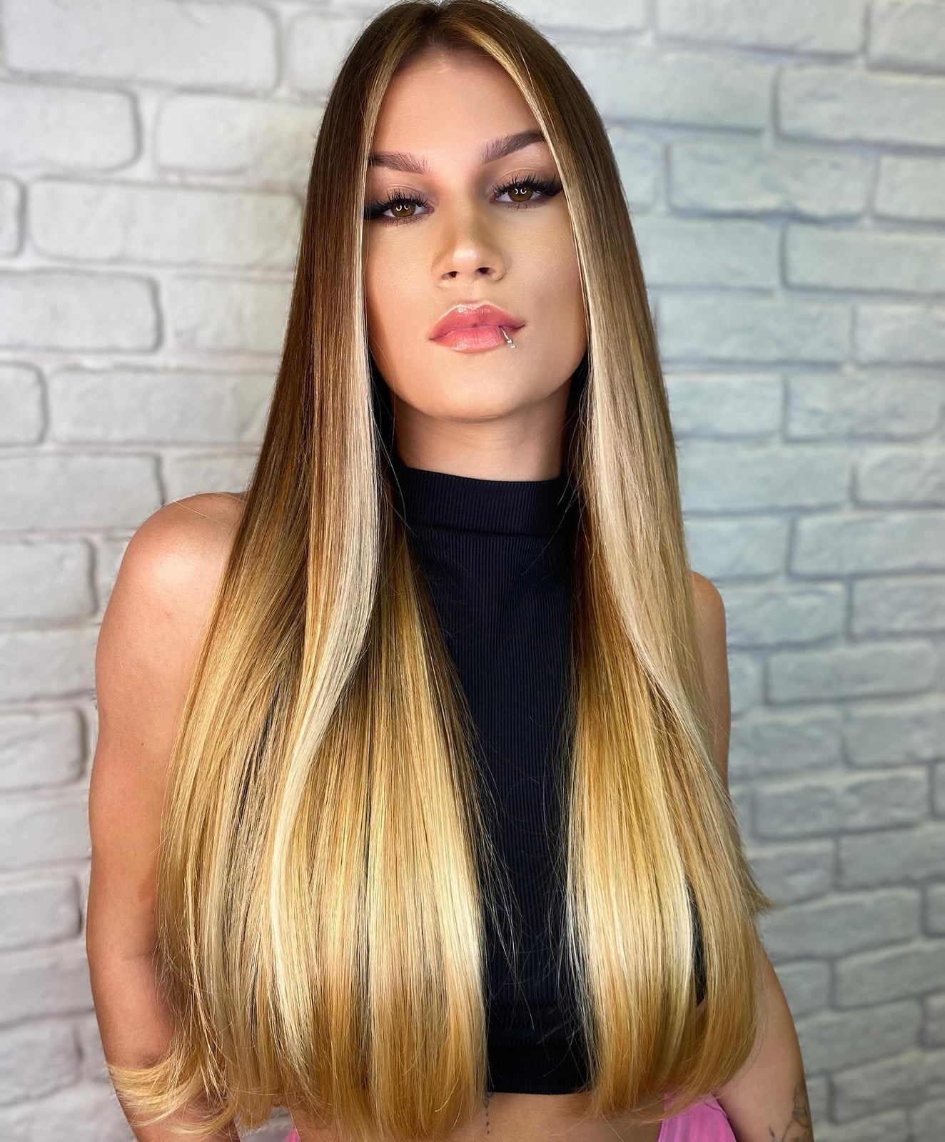 Mid-Back Straight Golden Blonde Balayage, Long Layers