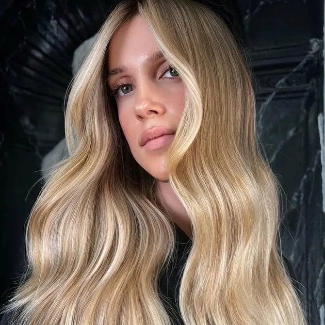 Collarbone Wavy Layers With Golden Blonde Highlights
