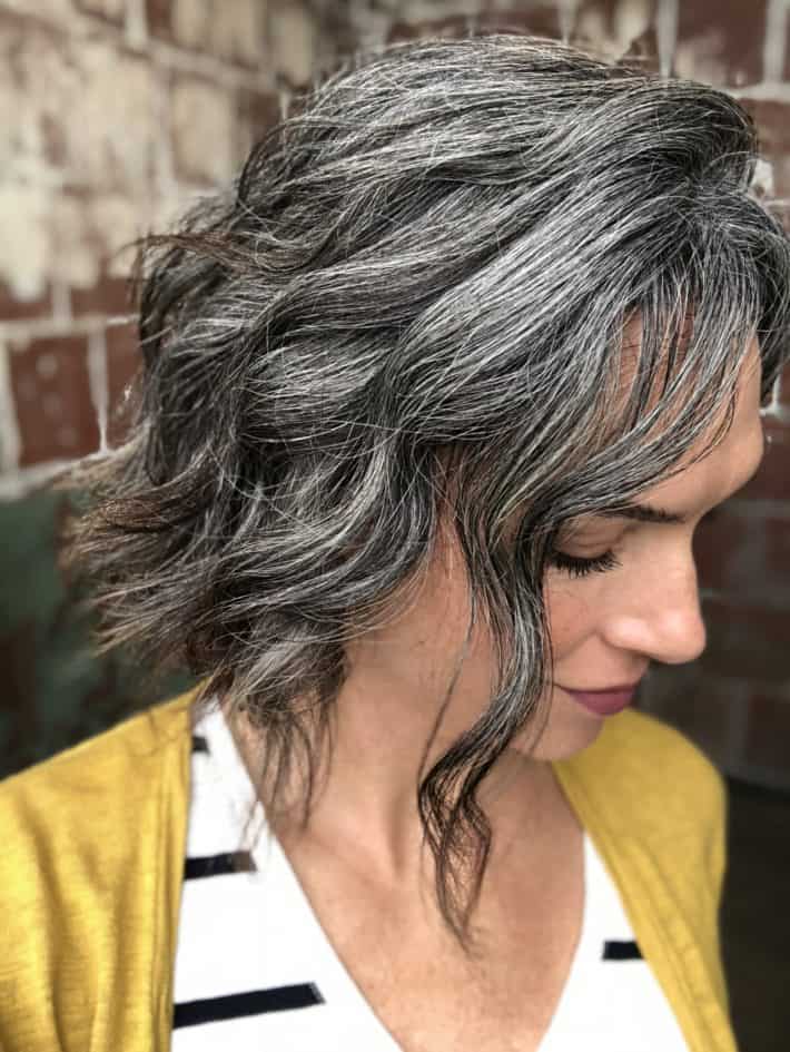 Collarbone Bob With Wavy Texture — Gray Blending